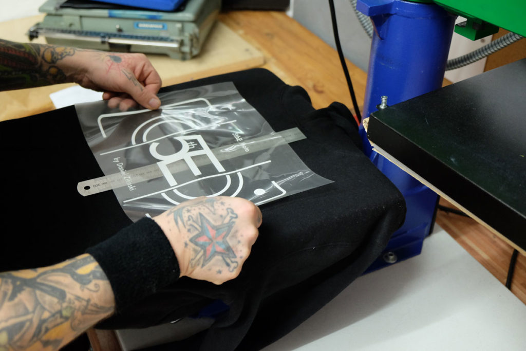 Visuelle Konzepte Drucke wird auf Shirt gelegt Braunschweig