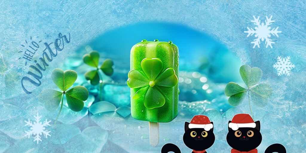 Ein grünes Eis am Stiel mit Kleeblättern vor blauem Hintergrund und zwei schwarze Katzen mit Weihnachtsmützen