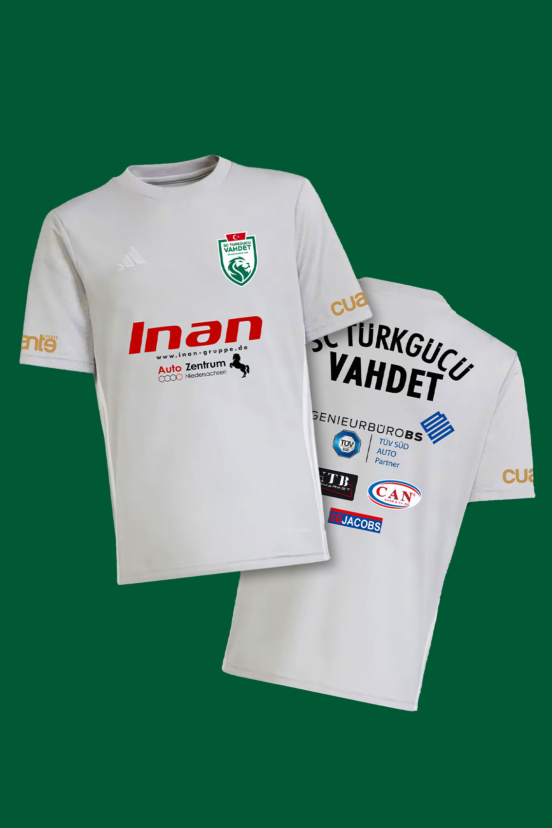 Zwei weiße Fußballtrikots mit grünen und schwarzen Logos sowie bunten Sponsorenaufdrucken