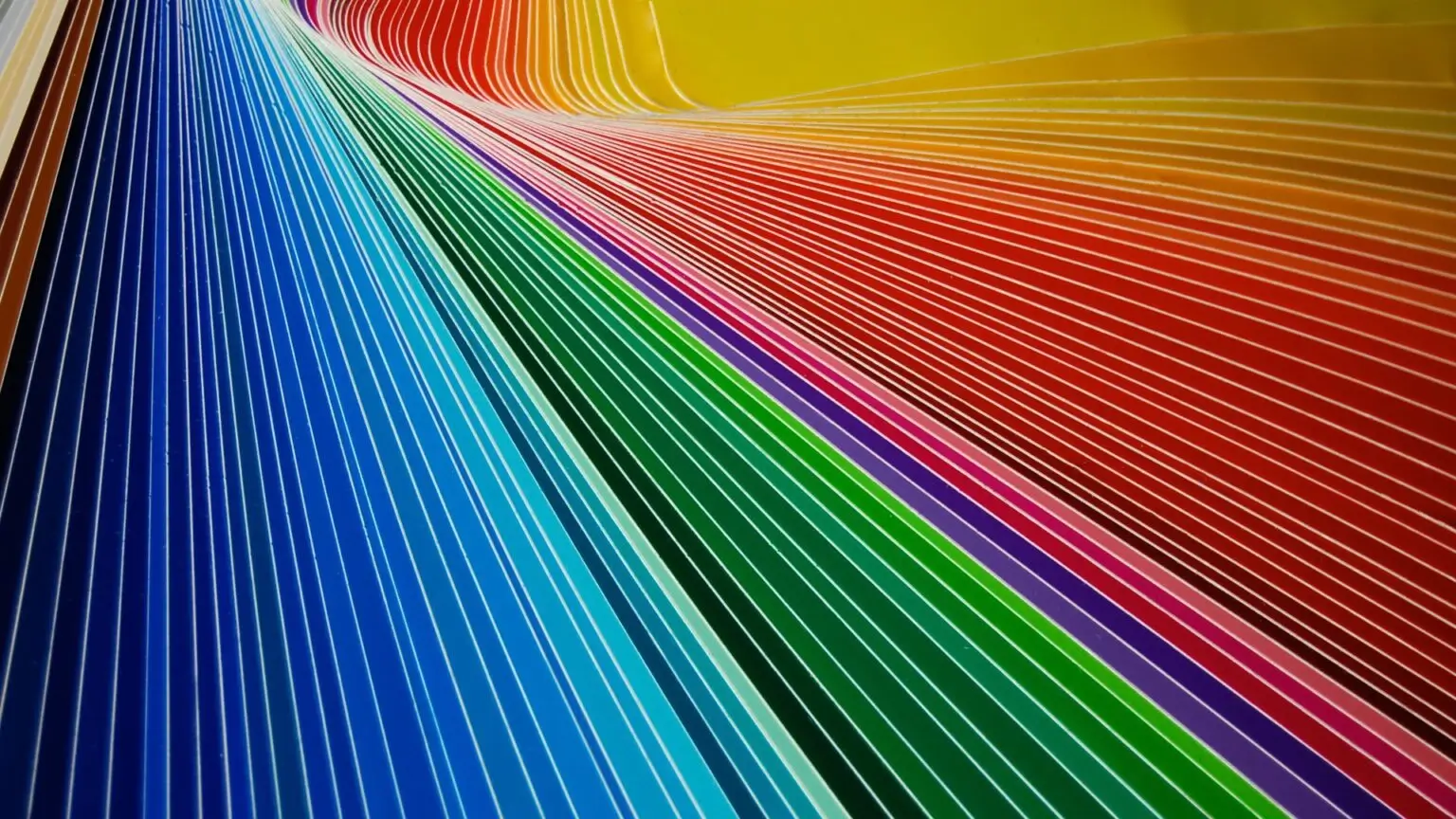 Eine abstrakte Darstellung farbiger Linien auf gelbem Hintergrund mit lebhaften Mustern
