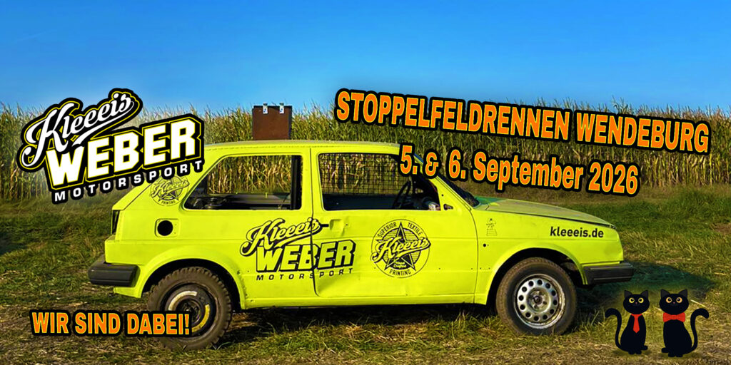 Gelbes Rallyeauto mit Schriftzug und ernster Anmutung auf Feld mit Logo