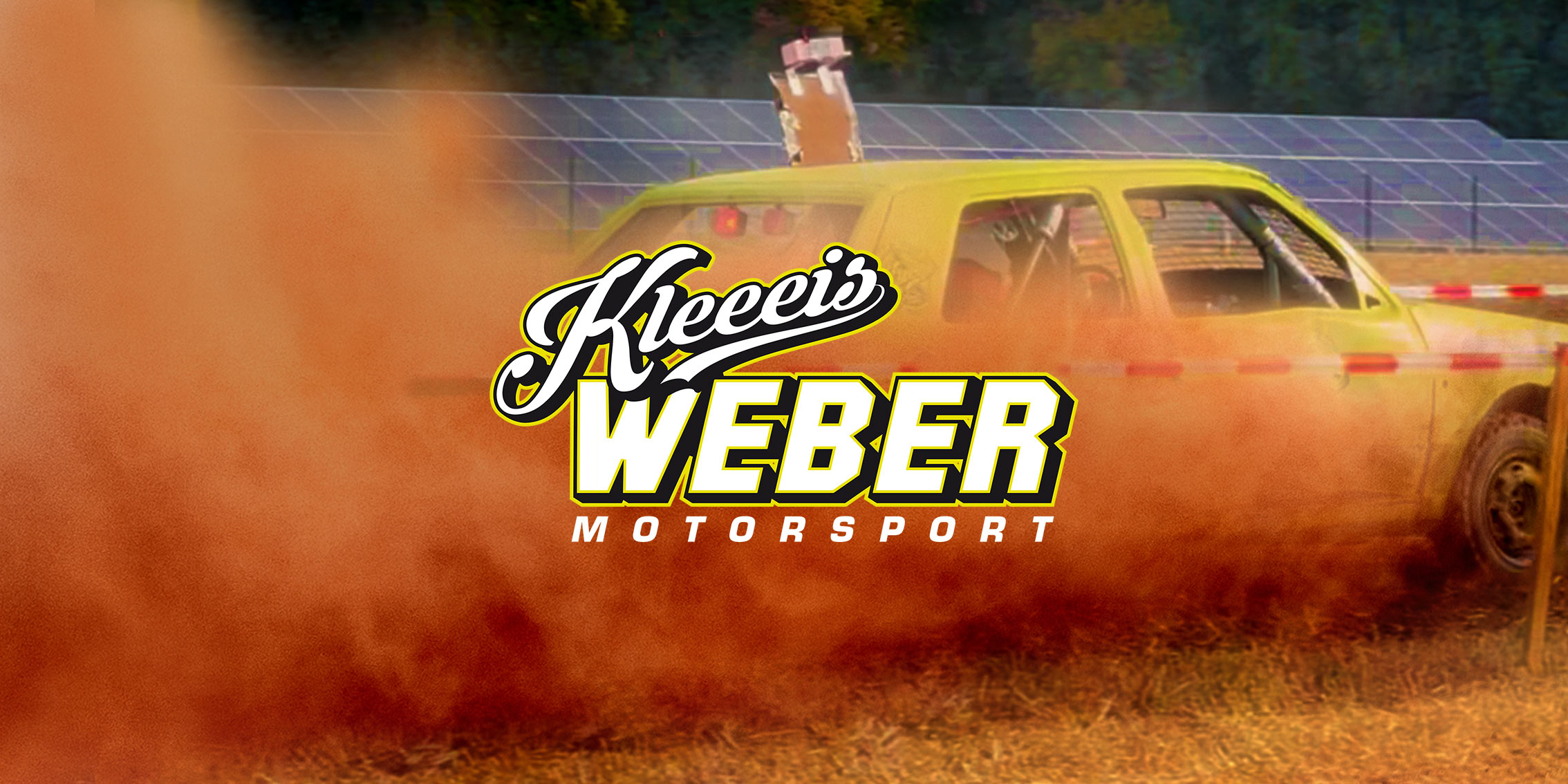 Gelbes Rennauto von Kleeeis Weber Motorsport in orangem Staub auf Feldpiste